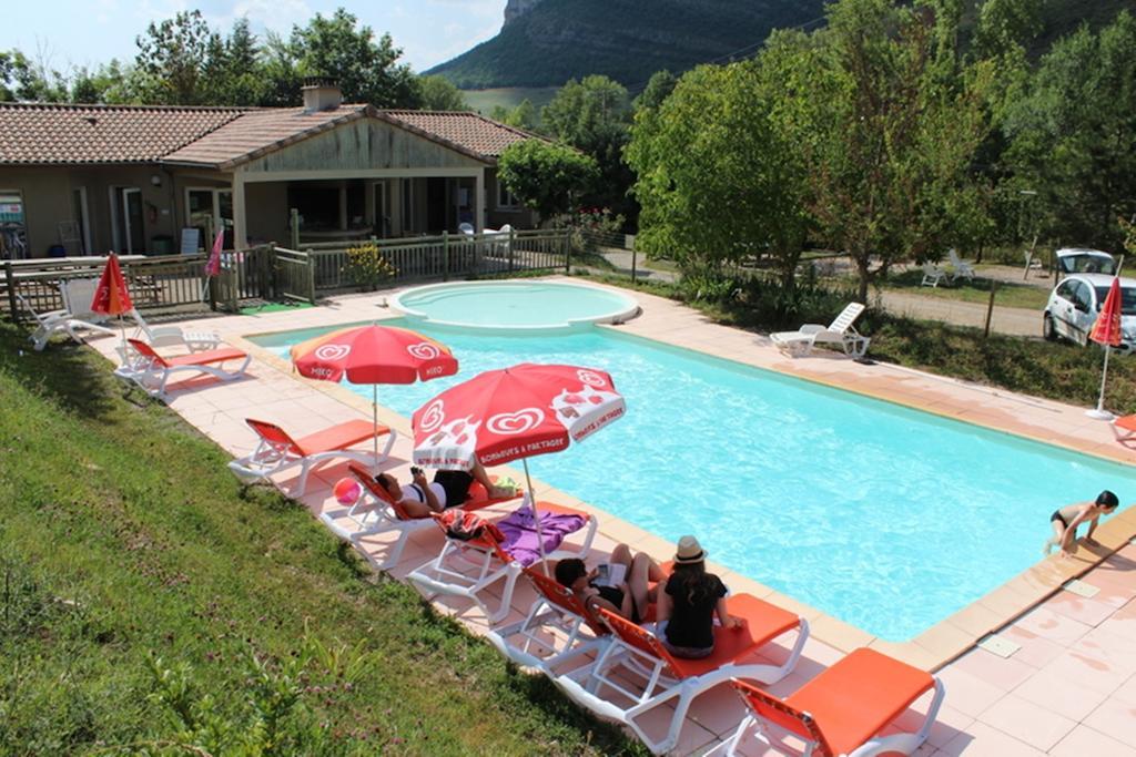 Causses & Vallees Vacances Hotel Saint-Georges-de-Luzencon ภายนอก รูปภาพ